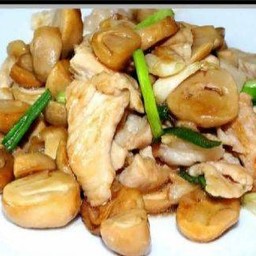 ไก่ผัดเห็ดฟาง