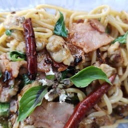 ผัดสปาเก็ตตี้ขี้เมาเบคอนหอยลาย
