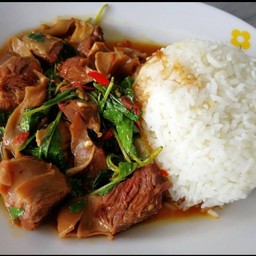 กระเพราเนื้อราดข้าว