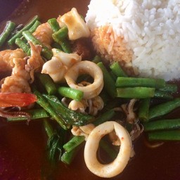 ข้าวราดผัดพริกแกง