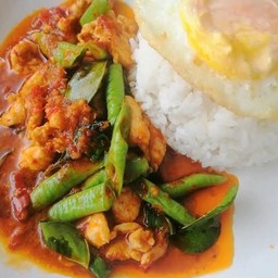 ผัดเครื่องแกงราดข้าว