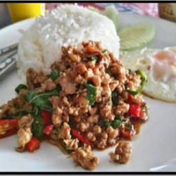กระเพราหมูสับราดข้าว