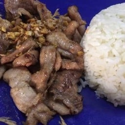 ข้าวราดผัดกระเทียม