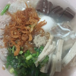ก๋วยจั๊บญวน พิเศษไข่ หมูยอ กระดูกอ่อน