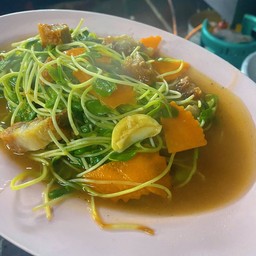 ต้นอ่อนผัดหมูกรอบ