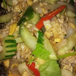 ผัดแตงกวาใส่ไข่ราดข้าว