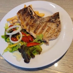 พอร์คช็อพย่างราดซอสเห็ดพร้อมมันฝรั่งทอดและสลัดผัก