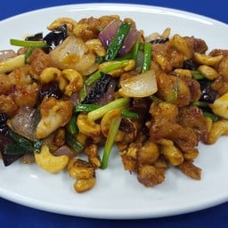 Sautéed chickens with cashew nut and dry chili