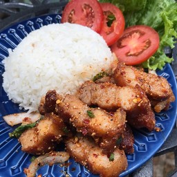 ข้าวยำแซ่บหมูสามชั้นทอด