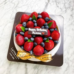 Strawberry blueberry on larna cake 1pound With Choc plate