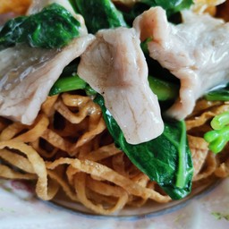 บะหมี่กรอบหมูน้อยคือหมู1ชิ้นเพิ่มผัก