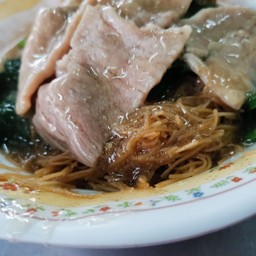 หมี่หน้าหมูน้อยคือหมู1ชิ้นเพิ่มผัก