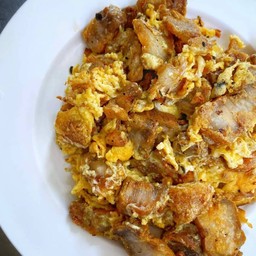 หมูกรอบคั่วไข่-ราดข้าว
