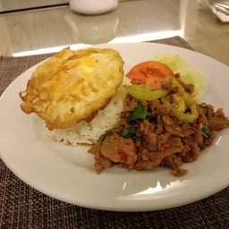 ผัดกระเพราราดข้าวพร้อมไข่ดาว