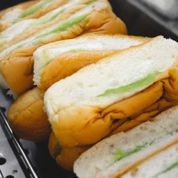 ขนมปังนึ่งไส้สังขยาใบเตย