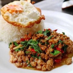 ผัดกะเพราราดข้าว