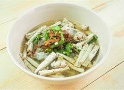 ก๋วยจั๊บเส้นใหญ่ น้ำใส ไข่ หมูยอ กระดูกอ่อน