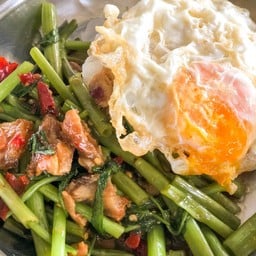 ผัดผักบุ้งหมูกรอบ