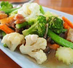 ผัดผักรวมมิตรหมูกรอบ