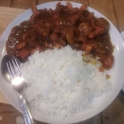 ข้าวหน้าแกงกะหรี่ไส้กรอกทอด