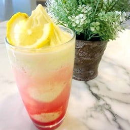 โยเกิร์ตสับปะรดปั่นราดซอสสตอเบอร์รี่