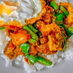 ข้าวราดผัดพริกแกง