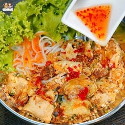 Vermicelli with deep fried egg rolls