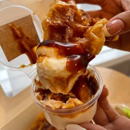 Caramel fresh cream dip deli