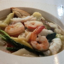 เส้นใหญ่ราดหน้าทะเล