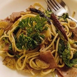 สปาเก็ตตี้แฮมผัดพริกแห้ง