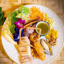 ผัดไทยทะเลรวม (หมึกตัว)