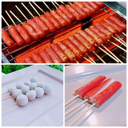 ปูอัดแดง หน้าโรงเรียน 4 ไม้ +ลูกชิ้นปลาปิ้ง 2 ไม้ +ไส้กรอกแดง ( จู๋หมา ) 10 ไม้