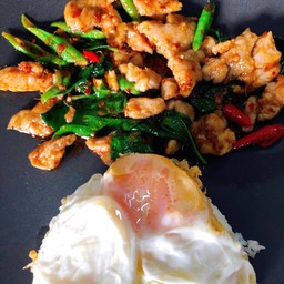 ข้าวหมูผัดพริกแกง