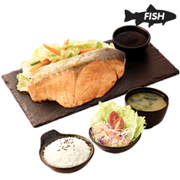 ชุดปลาแซลมอนย่างซีอิ๊วเสิร์ฟพร้อมข้าวซุปและสลัด