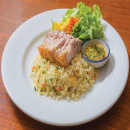 ข้าวผัดหมูกรอบ