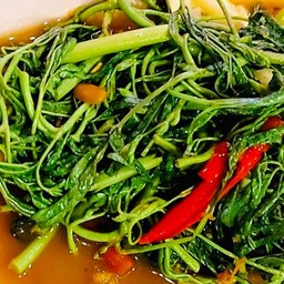 ผัดกระเฉดไฟแดง