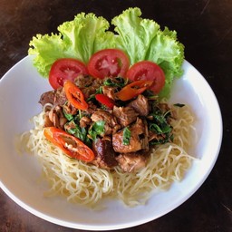 บะหมี่กะเพราหมูตุ๋น