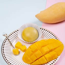 ขนมเปี๊ยะลาวาไส้มะม่วงน้ำดอกไม้ กล่อง 8 ชิ้น Mango Lava Pia 8 Pcs