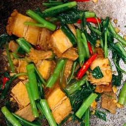 ข้าวผักบุ้งไฟแดงผัดหมูกรอบ