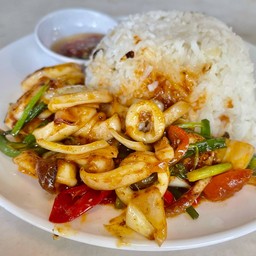 หมึกผัดพริกเผา ราดข้าว