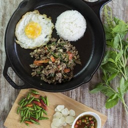 ข้าวกะเพราเนื้อวากิว (Wagyu beef with basil sauce with rice)