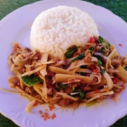 ข้าวหน่อไม้ดองผัดหมูสับ