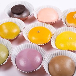 ขนมเปี๊ยะลาวาแป้งนุ่ม ยืด รวมรส กล่อง 8 ชิ้น (ดูรายละเอียดในคำอธิบาย) Mixed Flavour ( See the description )