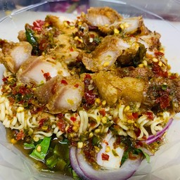 ยำมาม่าหมูทอด