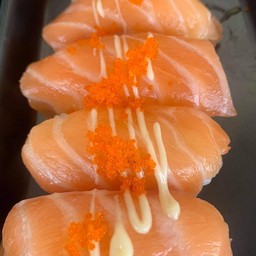 แซลมอนโทบิโกะ ซูชิ