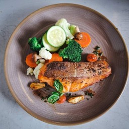 สเต๊กปลาเเซลมอน ซอสเนย มะนาว และไวน์ขาว