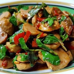 กระเพราลูกชิ้นหมู-เอ็น  ราดข้าว