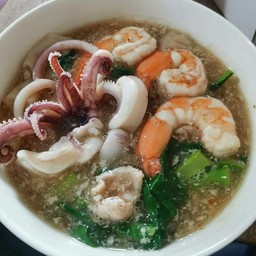 ราดหน้า เส้นใหญ่ทะเล(กุ้ง,ปลาหมึก)ฟรีน้ำดื่ม 1 ขวด