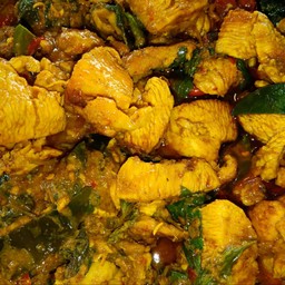 ผัดเผ็ดไก่ใบโหระพา