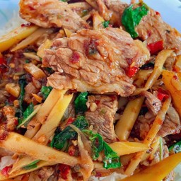 ข้าวกะเพราเนื้อโคขุนใส่หน่อไม้